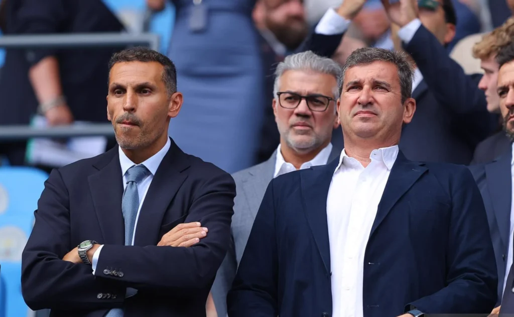 رئيس مانشستر سيتي الأسبق يفتح النار ويطالب الإدارة بالرحيل