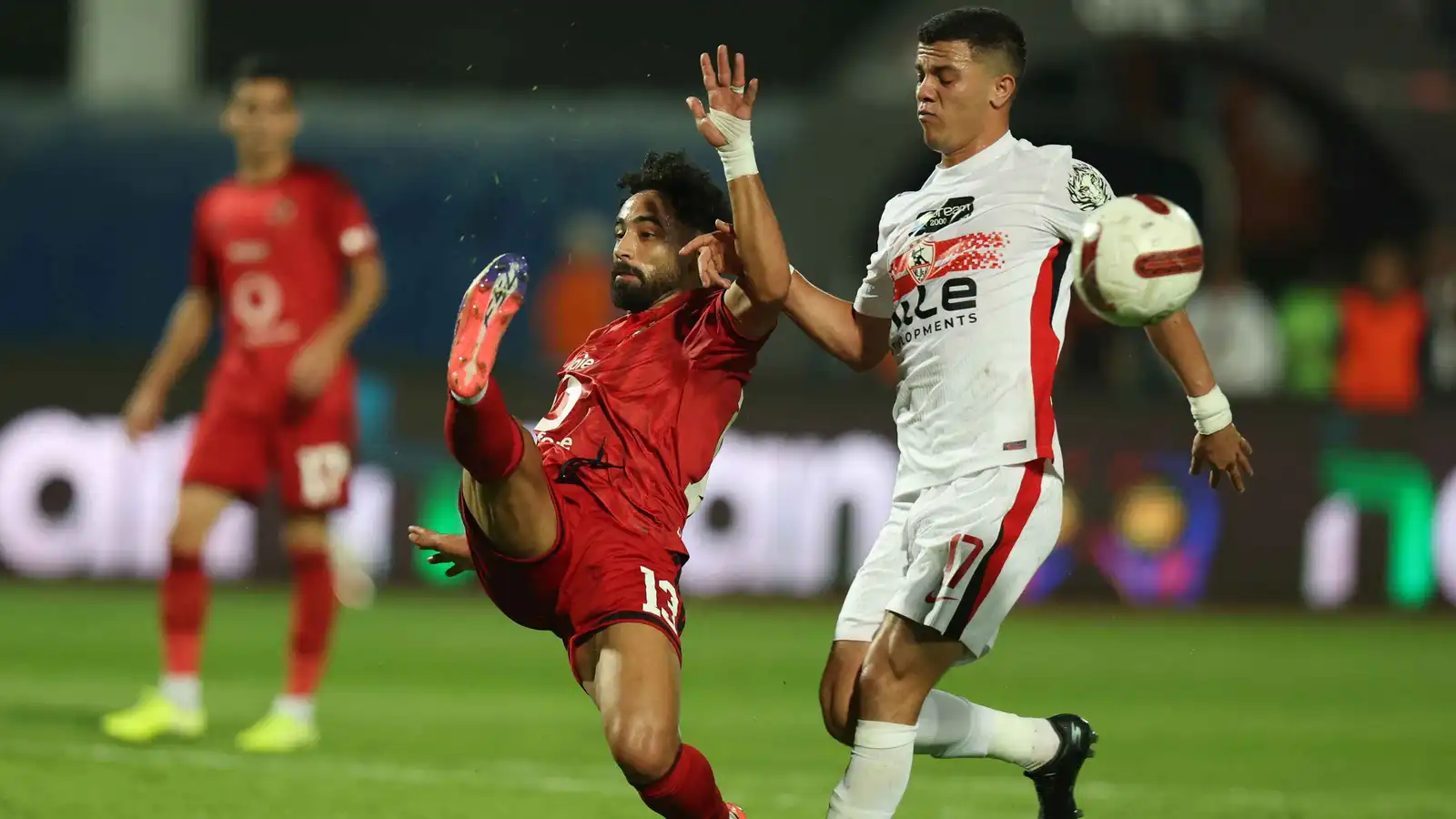 خبير تحكيمي ينهي الجدل حول لقطات قمة الأهلي والزمالك