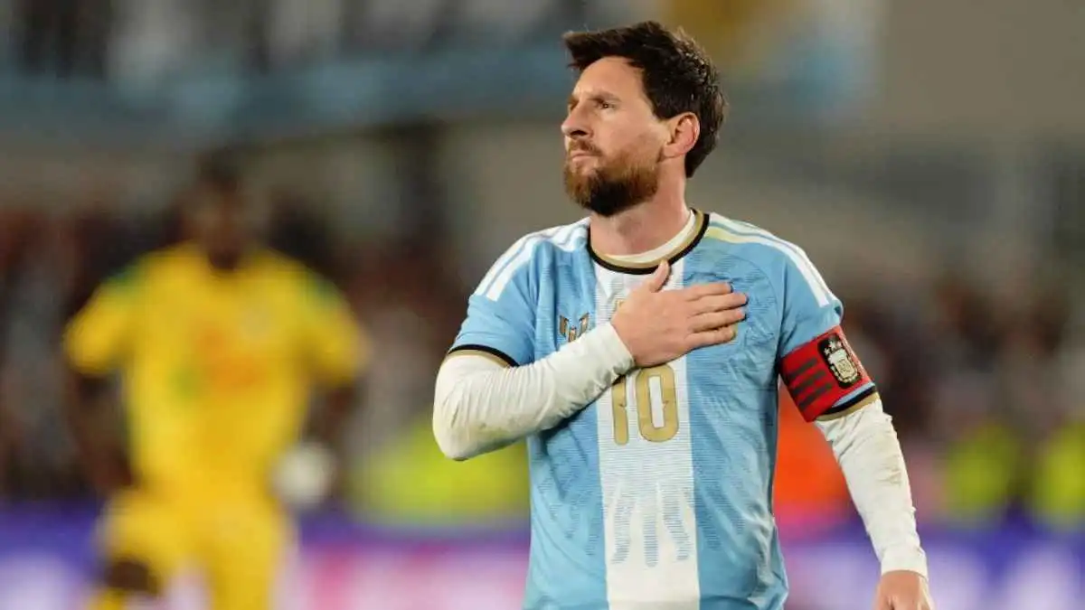 رئيس برشلونة الأسبق يفتح النار على ميسي بسبب لابورتا