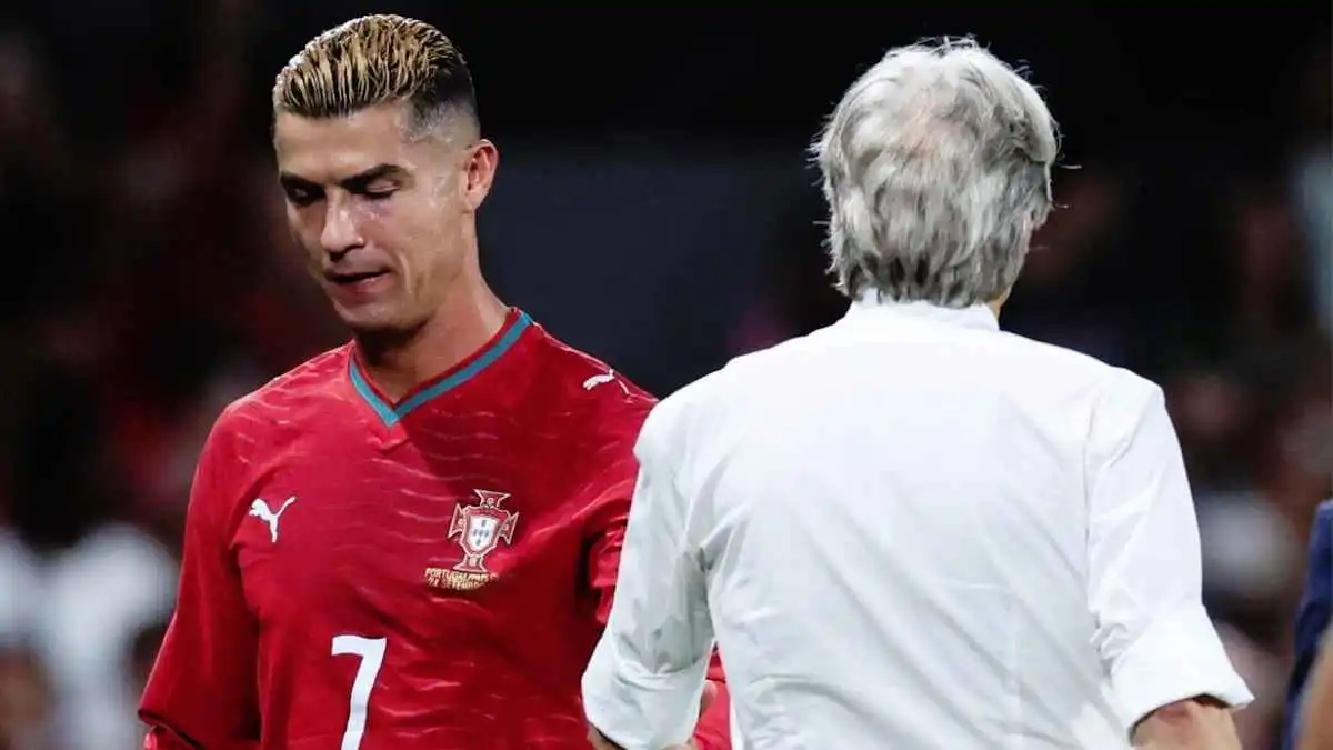 زلزال في معسكر البرتغال.. كيف أحرج "رونالدو" مدربه وأشعل فتيل الأزمة الدولية؟