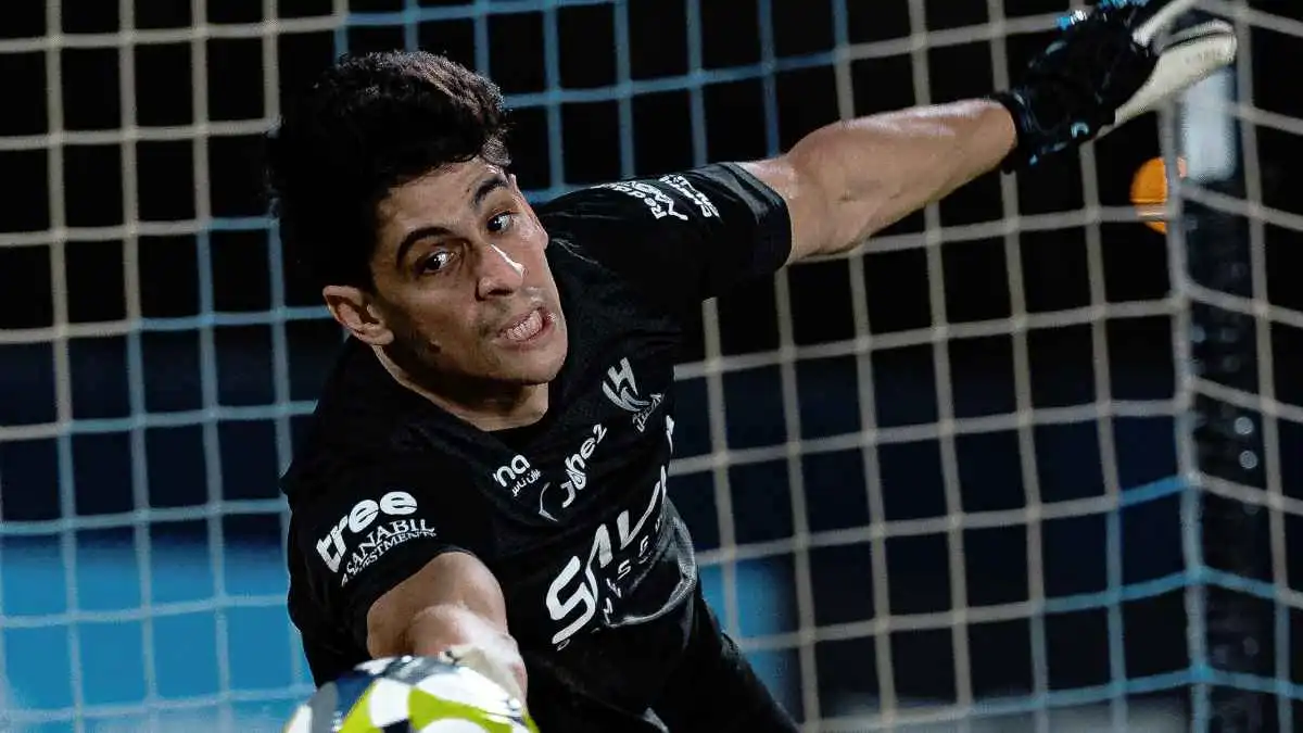 هل يغادر "ياسين بونو" الهلال إلي ريفر بليت؟
